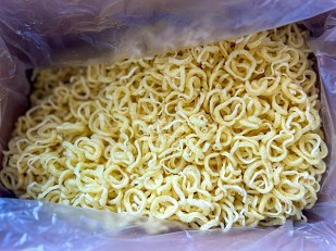 Мучные полоски ФИОЛЕТОВЫЕ со вкусом острых куриных крылышек 76 гр: Луковые кольца 